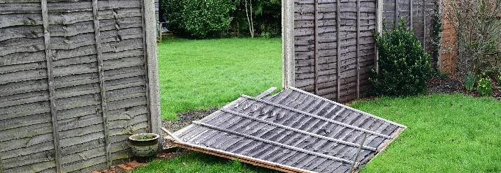 Umgefallener Gartenzaun aus Holz
